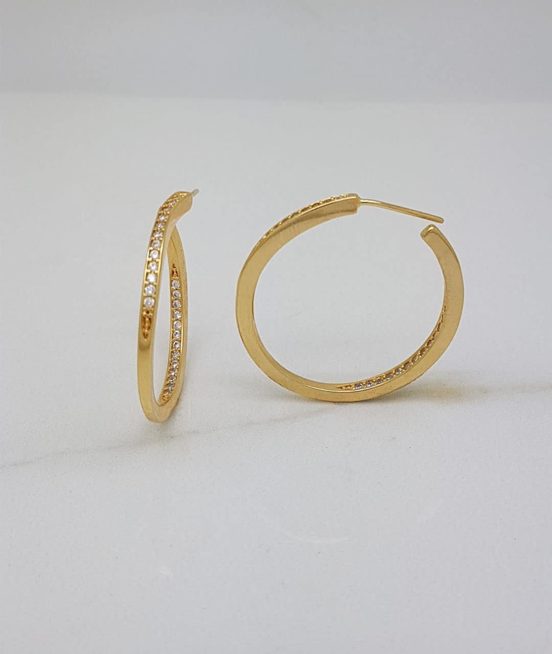 Argola Fina Ondulada Cravejada Dentro e Fora