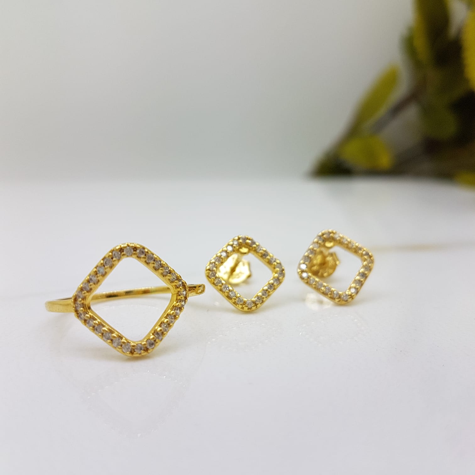 Brinco Quadrado Vazado Cravejado Banho Ouro 18k