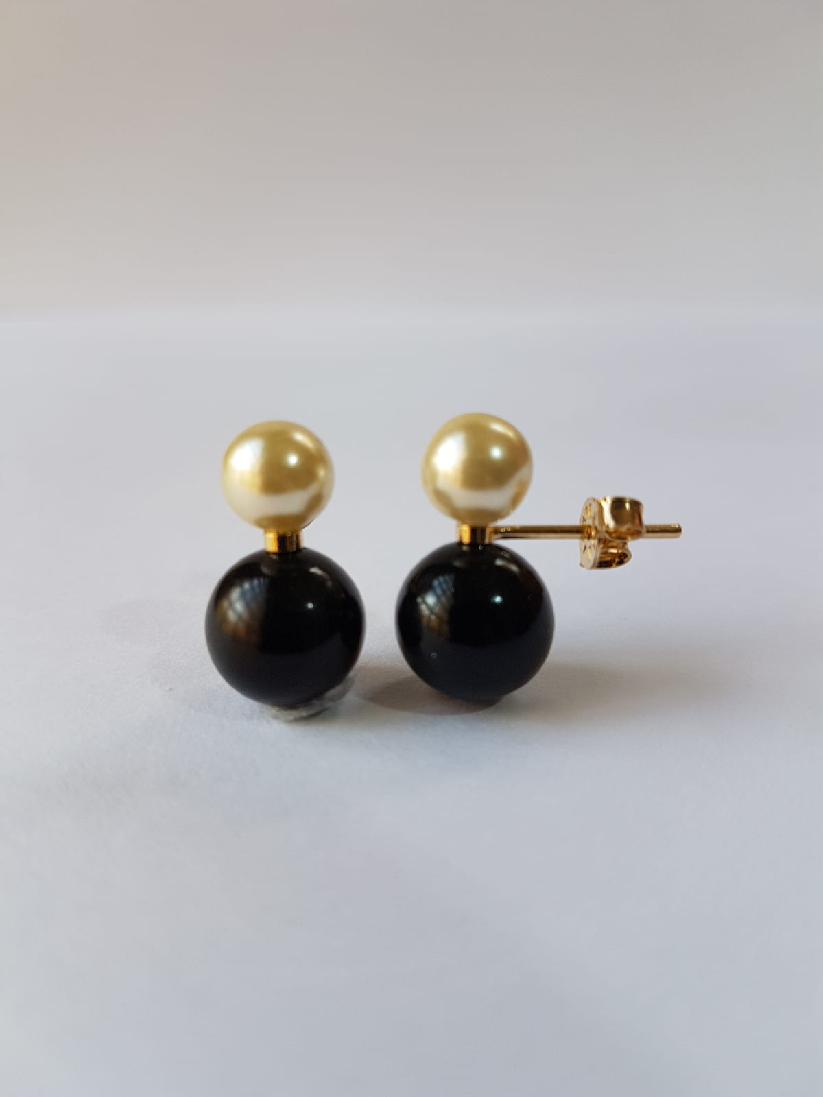 Brinco Perola Dupla Preto/Branco 7/5mm - Banho Ouro18k