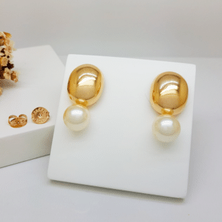 Brinco Oval Liso e Pérola 12mm