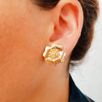 Brinco Flor Pétalas Micro Zircônia