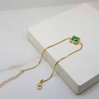 Pulseira banhada em ouro 18k com pedra imitando esmeralda