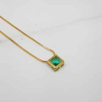 Choker banhada em ouro 18k com pedra imitando esmeralda